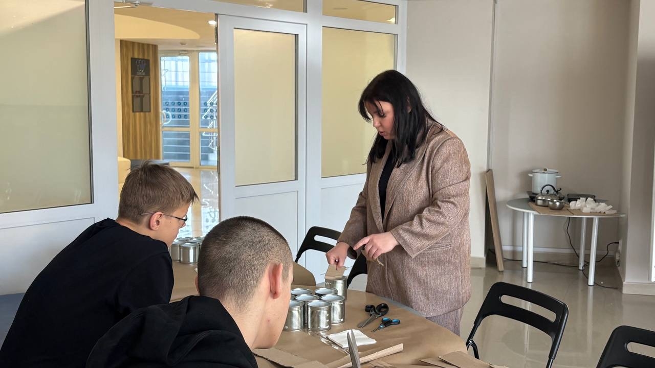 Сотрудники и воспитанники ЮКИОРа подготовили окопные свечи для военнослужащих 