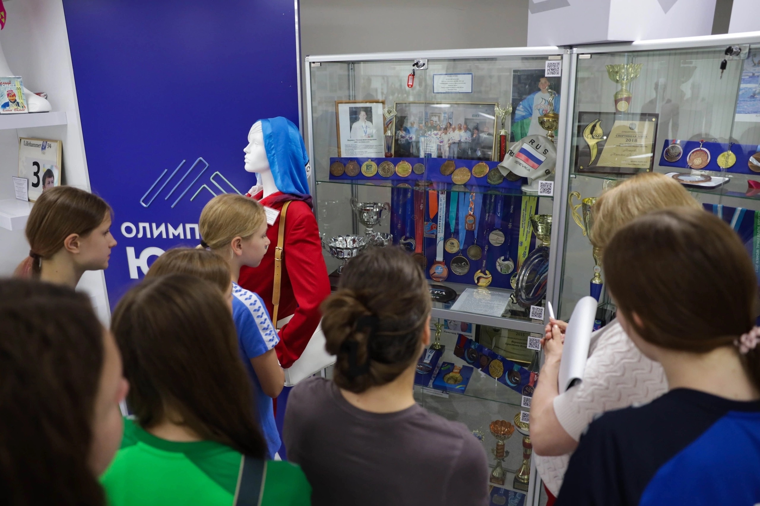 Сегодня участники спортивной программы «Смена «Время первых» по плаванию посетили музей спортивной славы Югорского колледжа-интерната олимпийского резерва» 