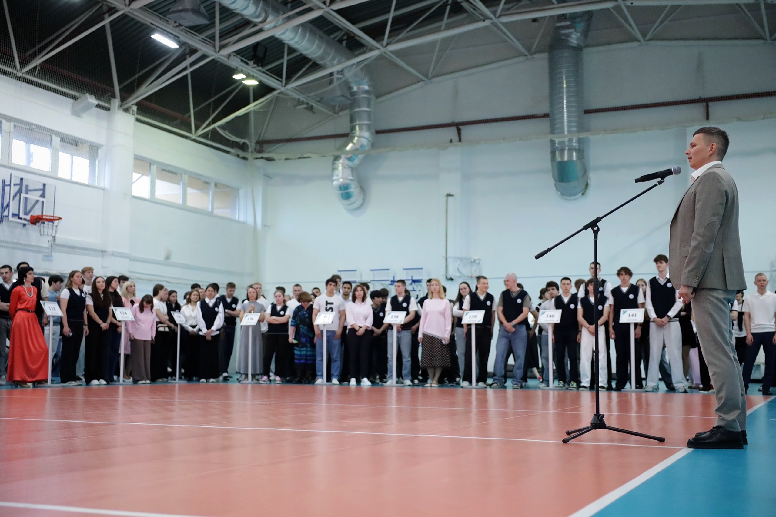 В ЮКИОРе ежемесячная торжественная линейка